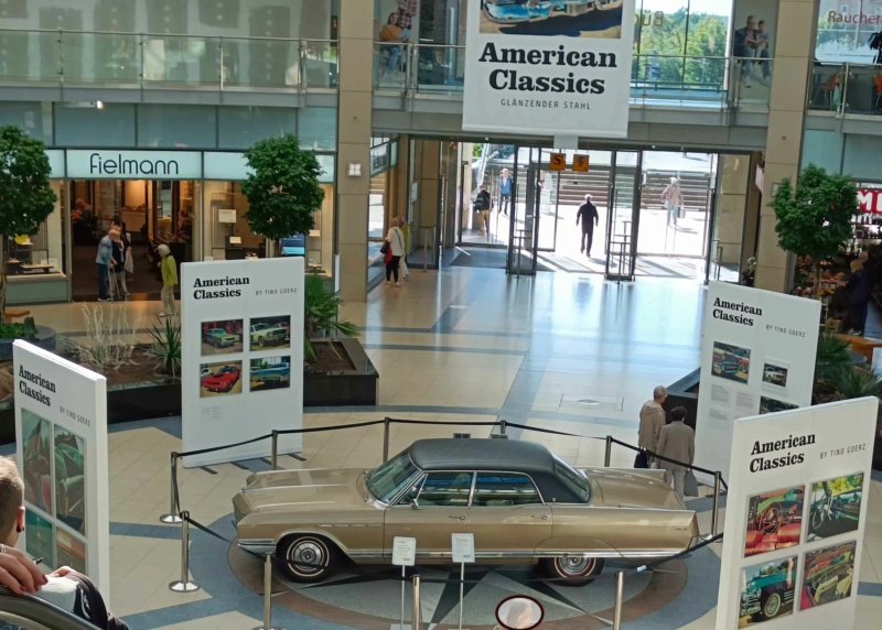 Ein Buick Electra 225 im Allee - Center Leipzig B112