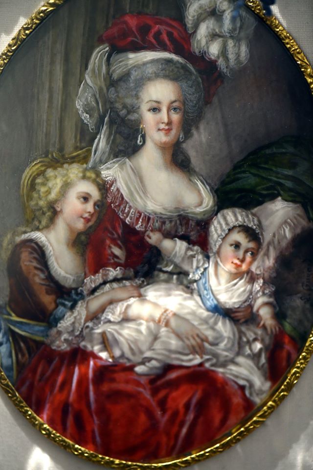 Portrait Marie Antoinette et ses enfants par Elisabeth Louise Vigée Lebrun - Page 3 Zzcour10