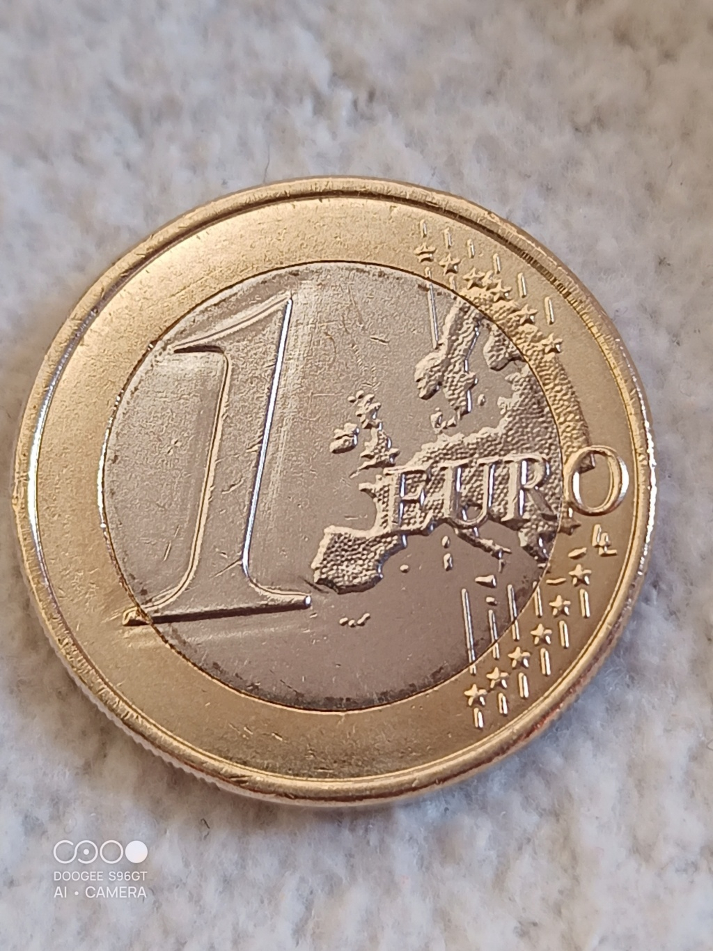 Buenas tardes. Alguien a visto antes un euro así  con surcó alrededor del numero?. Yo es l primer vez uno me parece muy normal. Es un euro 2019 España  Img_2010