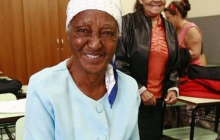 Une Brésilienne de cent ans à l'école pour apprendre à lire et écrire 32617410