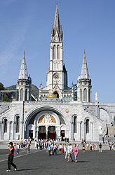 4- صور لكنيسة مريم العذراء في لورد  Lourdes Pil_f_10