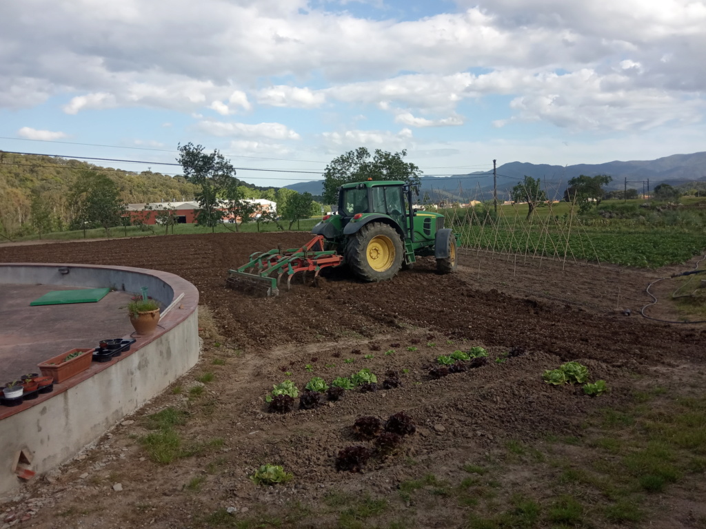 Esteve laboure son potager avec un JD 6630 et un chisel Kverneland Img_2060