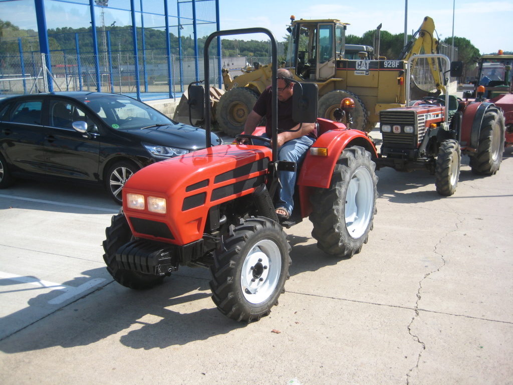 Pequeño tractor moderno IVY. Img_9411