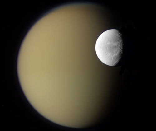 NASA caught Photoshopping an image of Saturn's moons 500x_t10