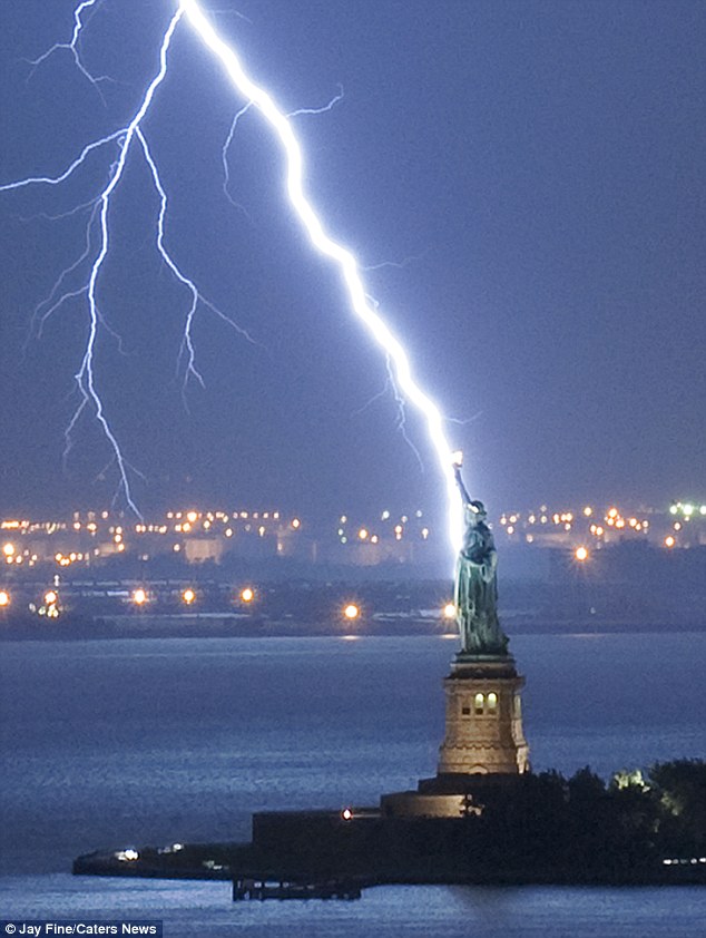 Huge lightning bolt strikes Statue of Liberty Articl10