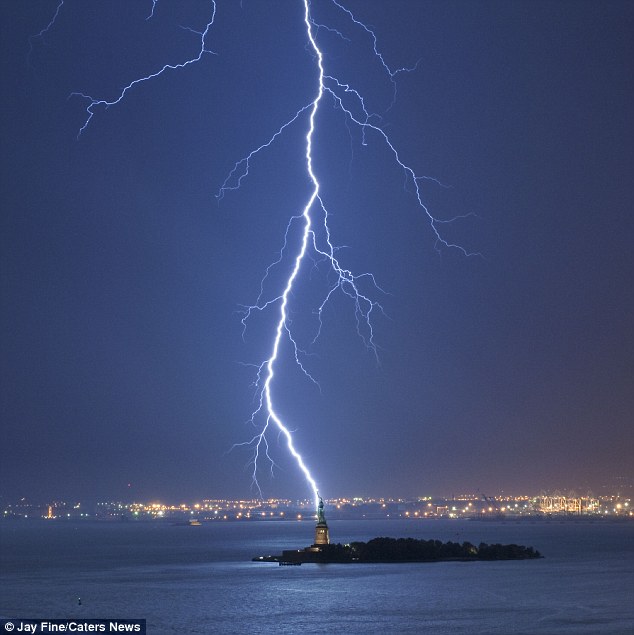 Huge lightning bolt strikes Statue of Liberty Articl11