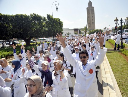 الاطباء يعبرون عن سخطهم في مسيرة بيضاء. 28965914