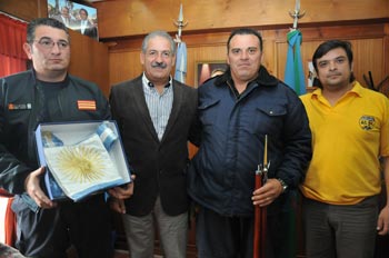 Malvinas Argentinas: Entrega de banderas en el Día del Bombero Voluntario. Bander10