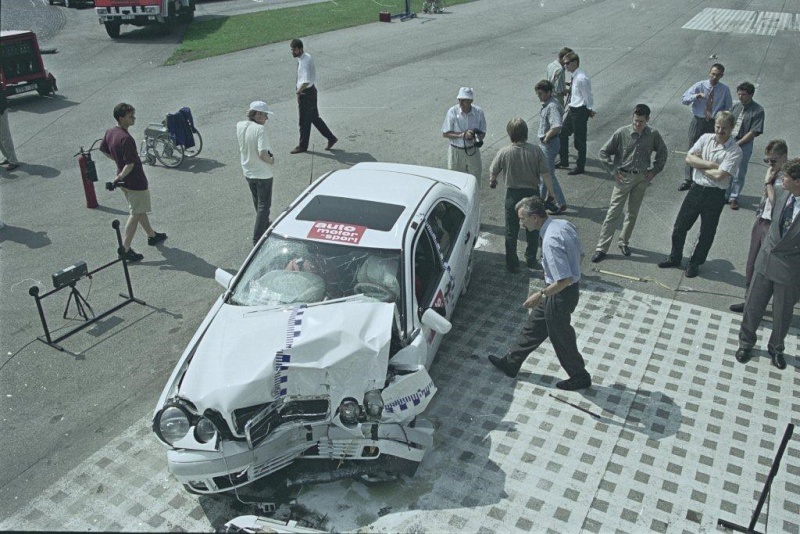 Mercedes accidentées & épaves - Page 2 W210-110