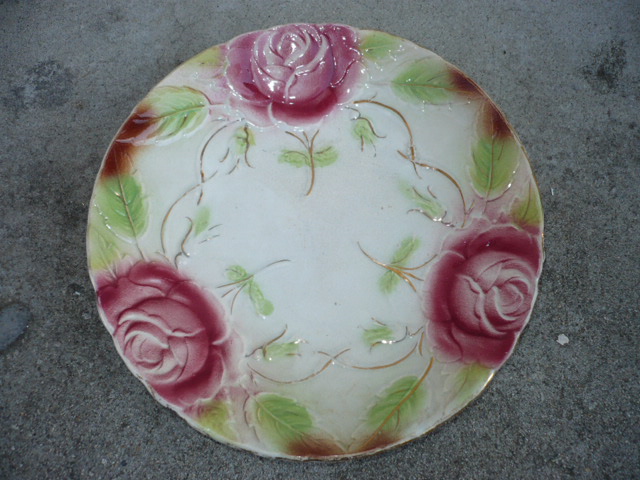 Une assiette en barbotine à décor de roses Onnaing P1070611