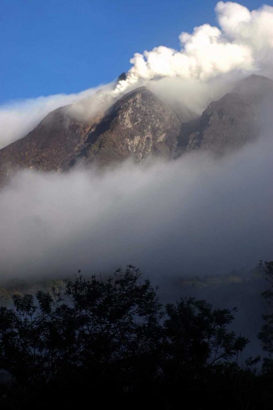 Evacuan poblados en Indonesia por nueva erupción de volcán . 2210