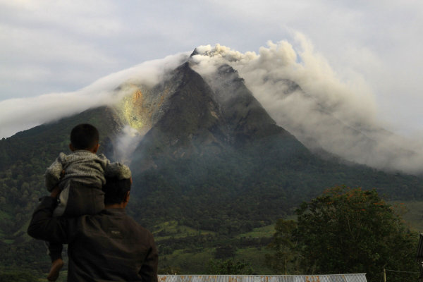 Evacuan poblados en Indonesia por nueva erupción de volcán . 7910
