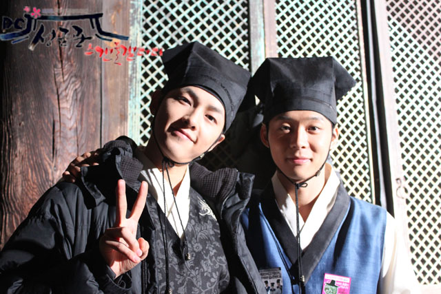 Yoochun y Joong ki en una escena de SungKyunKwan Scandal 1174