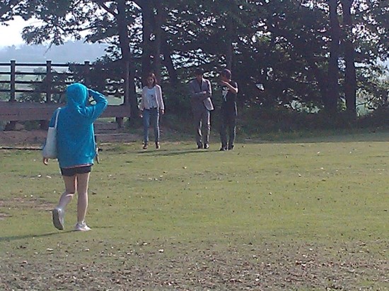 [Foto] Yoochun filmando Miss Ripley 1782