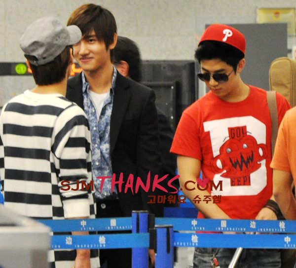 Changmin y Henry (Suju M) en el aeropuerto 184