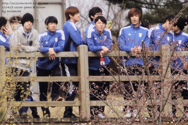 [Foto] Junsu en el campo de fútbol  1929