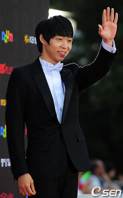 [Foto] Yoochun en los Premios Baeksang  22105