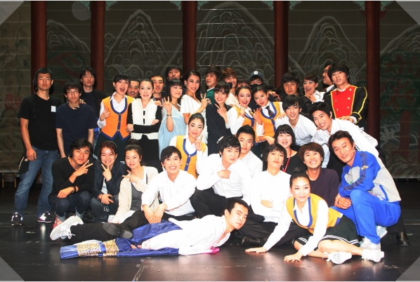 Yunho con el elenco de Goong 2220