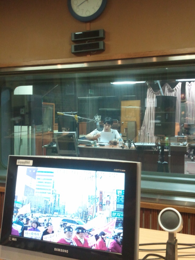 [Foto] Yoochun en MBC Estudio  2486