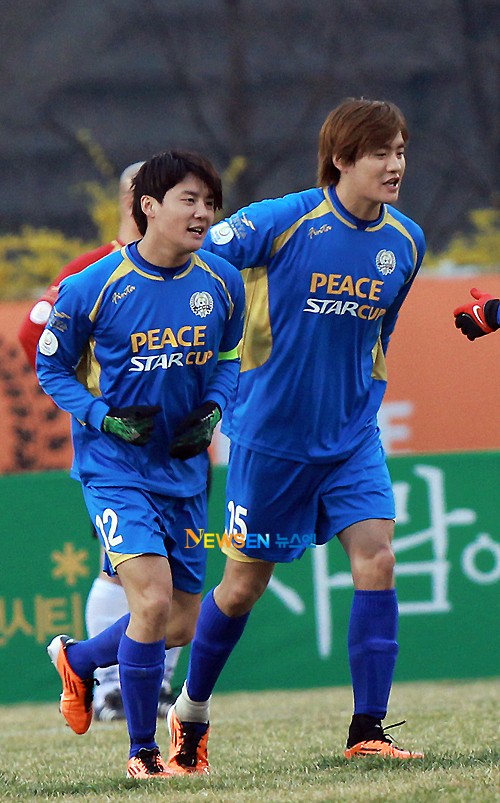 [Foto] Junsu en el campo de fútbol  3019