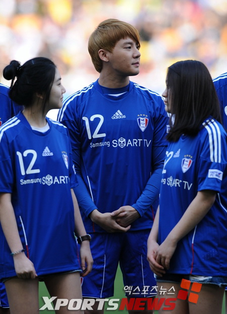 [Foto] Junsu en el campo de fútbol parte 2 3240