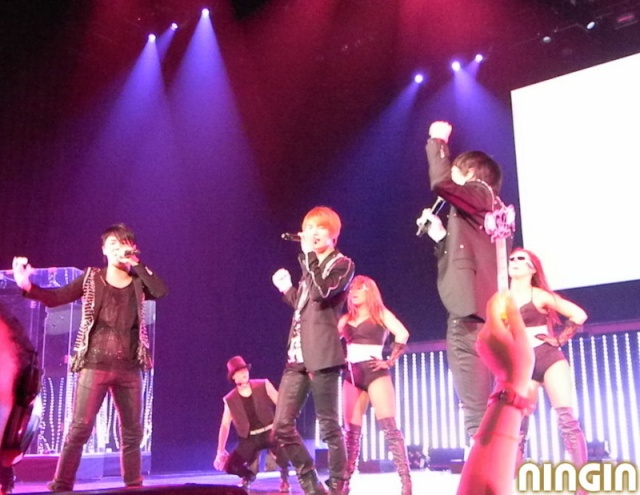 [Resumen + Foto] 2011 Tour World Wide JYJ en Los Ángeles  3328