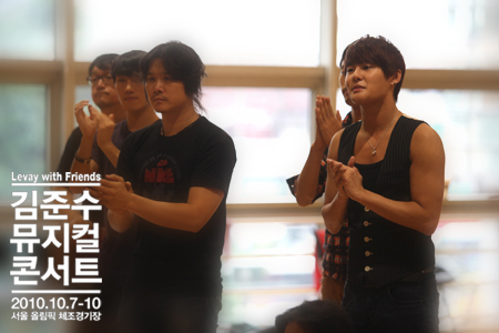 Junsu ensayando para el concierto Musical 364