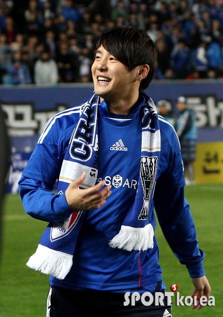 [Foto] Junsu en el campo de fútbol  3814