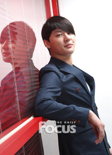 [Foto] Junsu en entrevista para Daily Focus  4180