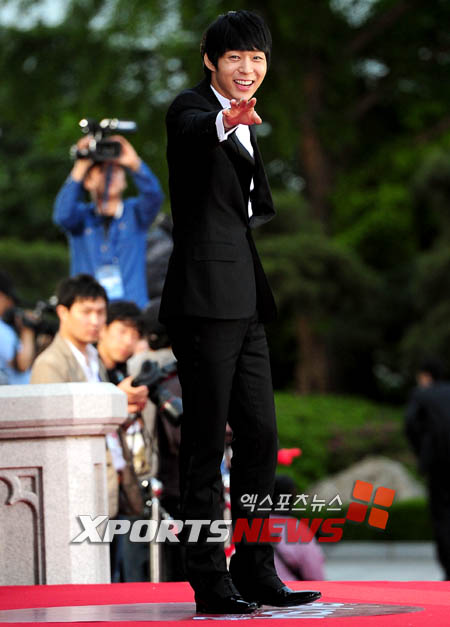 [Foto] Yoochun en los Premios Baeksang  4250