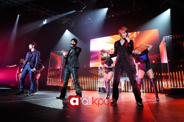 [Reviva: JYJ 2011 World Tour] JYJ trae el fuego a San José! 4272