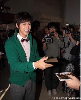 Yunho regala “Mirotic” en el evento Band of Outsiders x Bean Pole 76547510