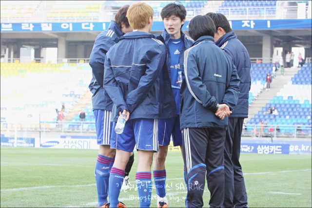 [Foto] Junsu en el campo de fútbol parte 3  8115