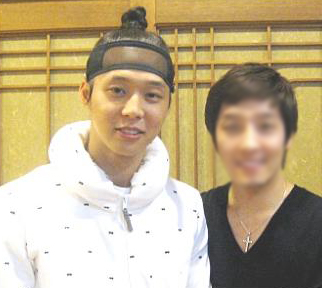 Yoochun con… alguien…? Bbbb10