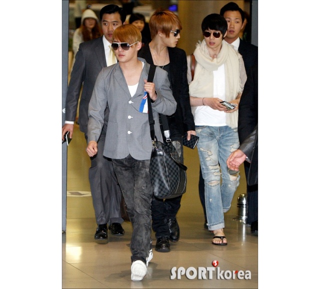 Encuesta K MTV: JYJ Enfrente de moda el aeropuerto!  Jyj210