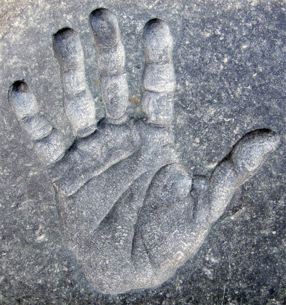 Handprint in granite Handpr10