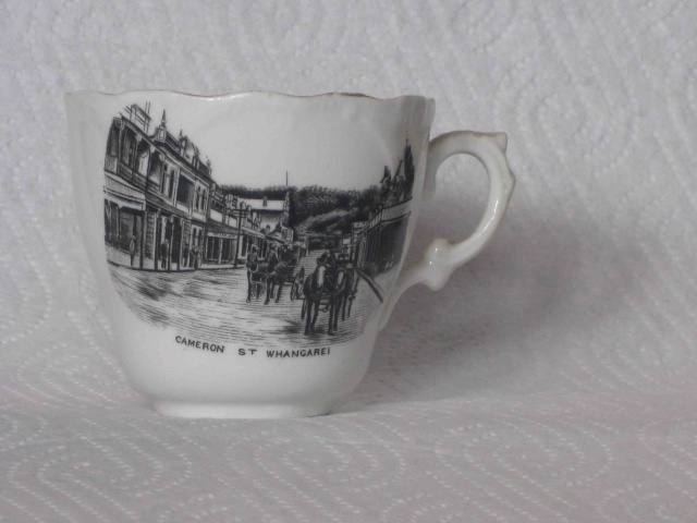 Lithographs of NZ scenes on pottery items Grafto10