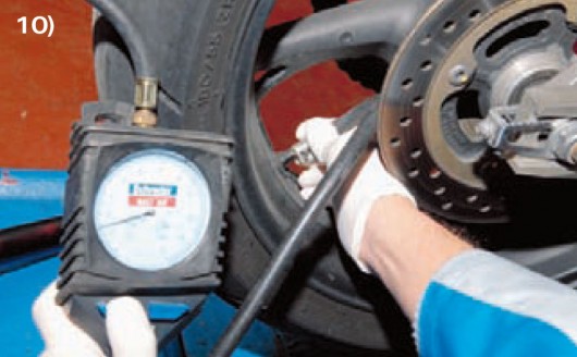 Come verificare la giusta pressione degli pneumatici della moto Come verificare la giusta pressione degli pneumatici della moto