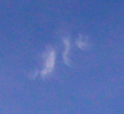 N'étant pas expert en sylphes, que pensez-vous de ces nuages Photo012