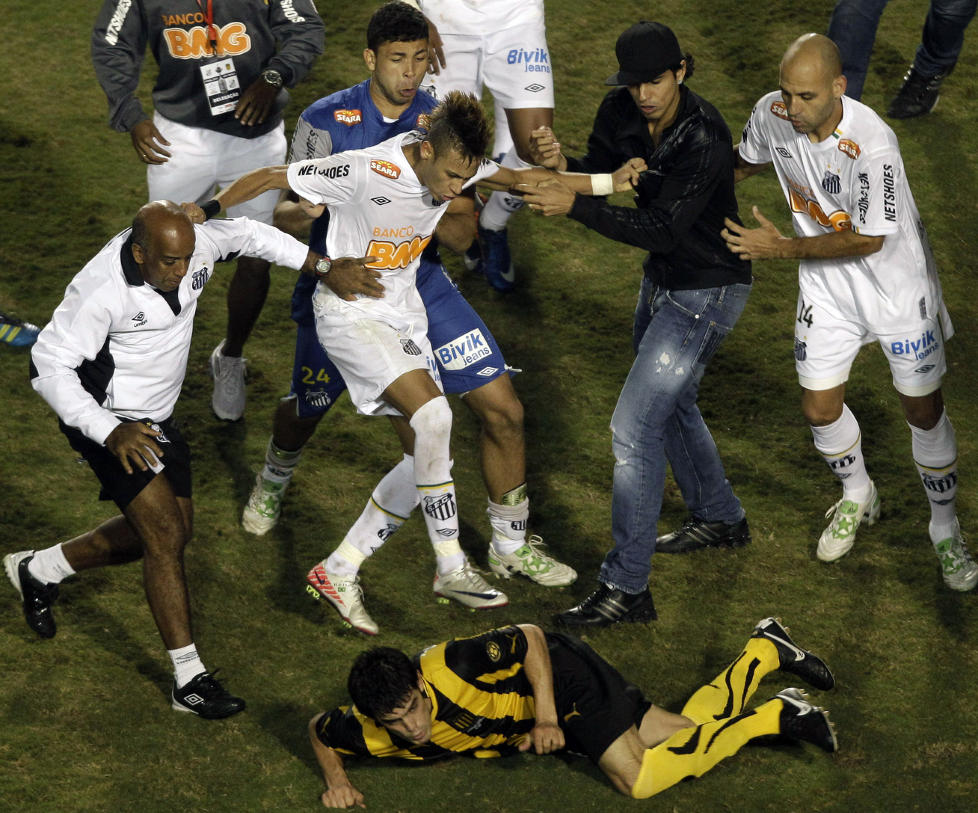 Santos win the 2011 Copa Libertadores 13088210