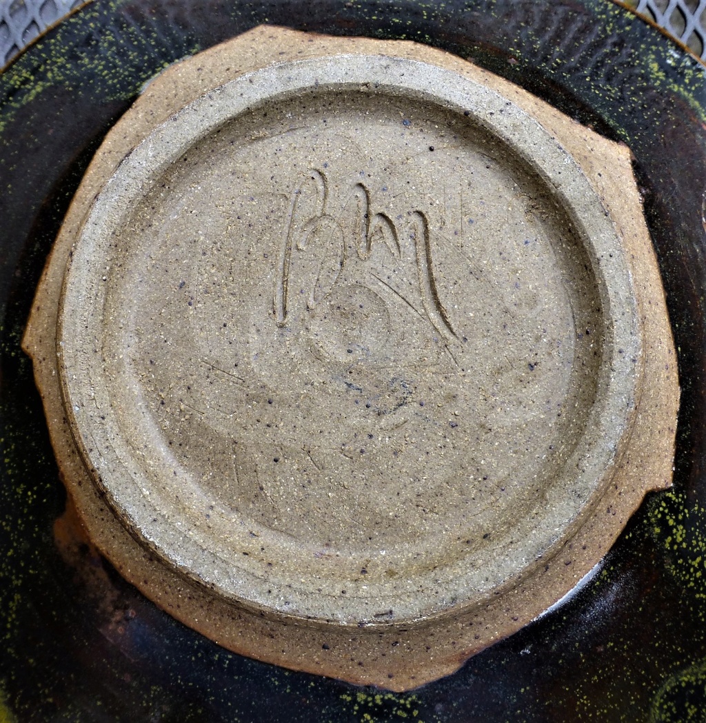 Old stunning Bowl Mark could be BM . Bhj or is it an R ???? HELP!!! P1090917