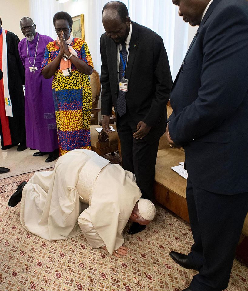 Papa Bergoglio ieri si è inginocchiato dinanzi ai leader del Sud Sudan per chiedere la pace. Papa10