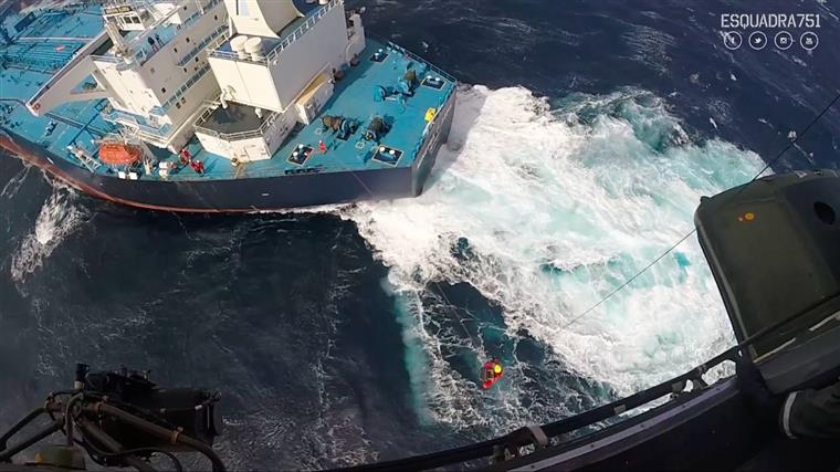 Força Aérea resgata três pessoas do mar em apenas uma semana | VÍDEO 68234310