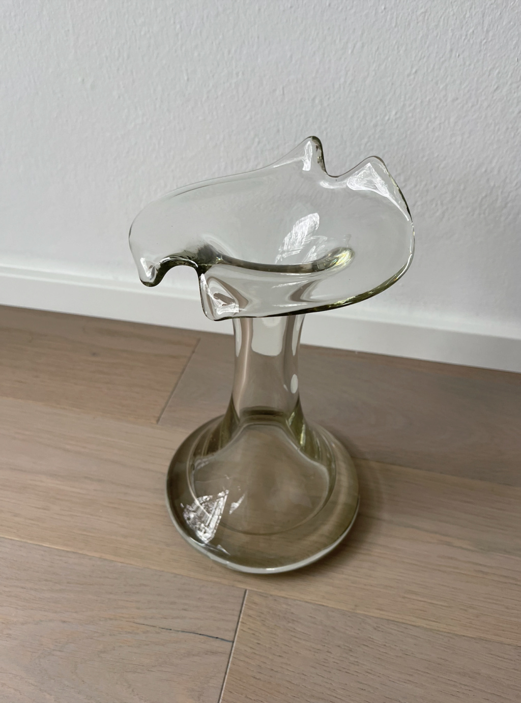 Tulip shaped heavy glass vase  Bildsc10