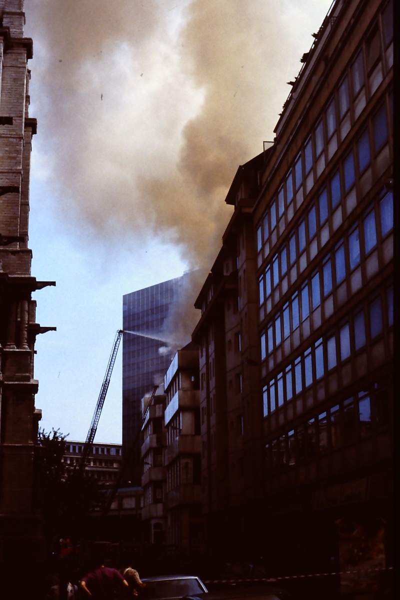 Juin 1990 incendie magasin Esders centre de BXL Pict0172