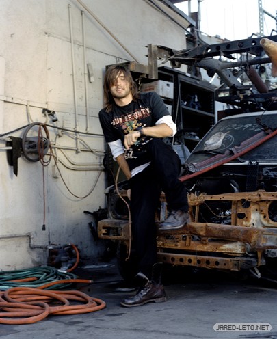 [PHOTOSHOOT] 2004 / Jared Leto dans une casse de voitures  00212