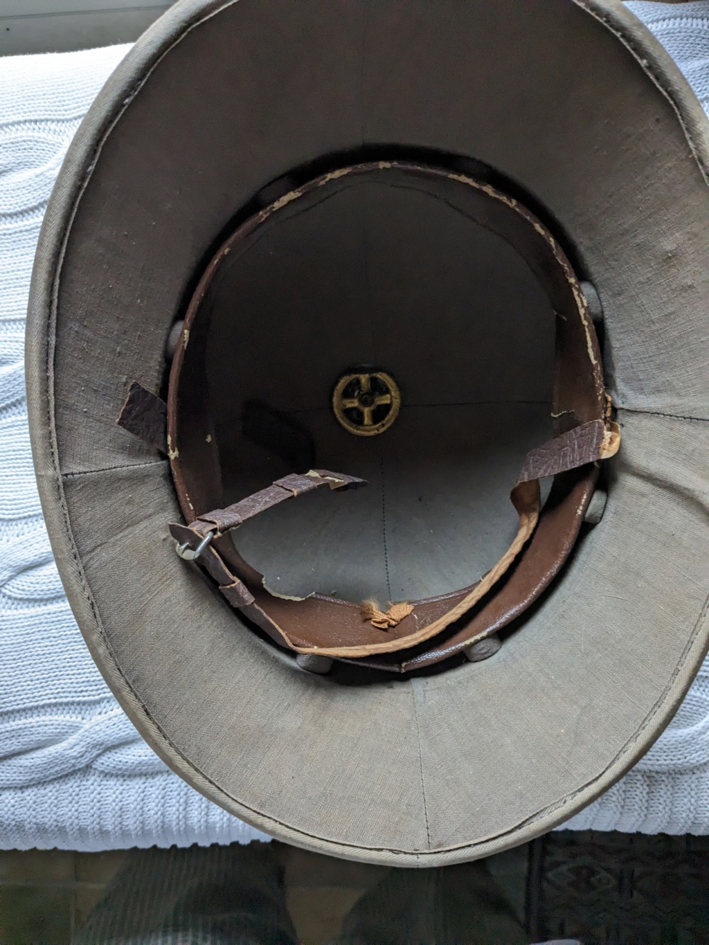 Casque colonial modèle 31 réutilisé par la luftwaffe - Page 2 Pxl_2014