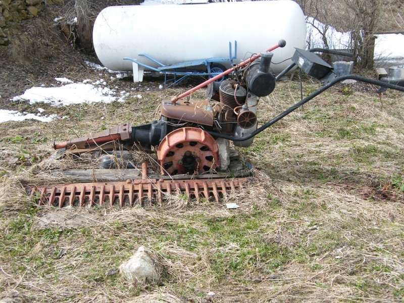 Une motofaucheuse et une 4cv Dscf0310