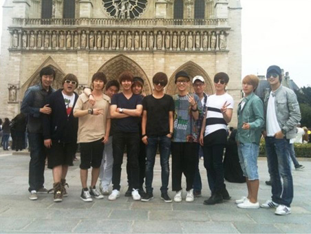 Une Fancam montrent les Super Junior et SHINee entrain de visiter Paris Super-10