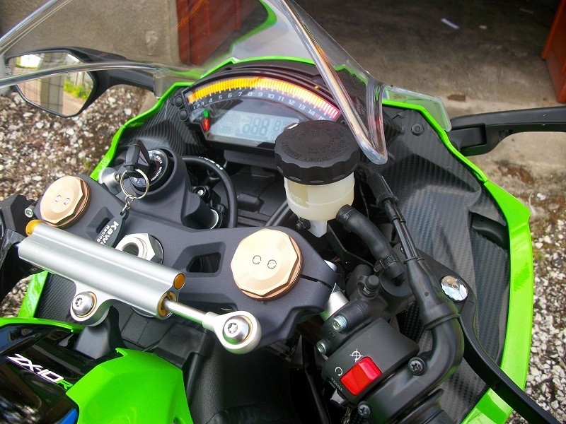 MON ZX10R   2011 ......UN PEUT DE DECO PLUS RACING C'EST BIEN JOLI AUSSI......... Imgp1515